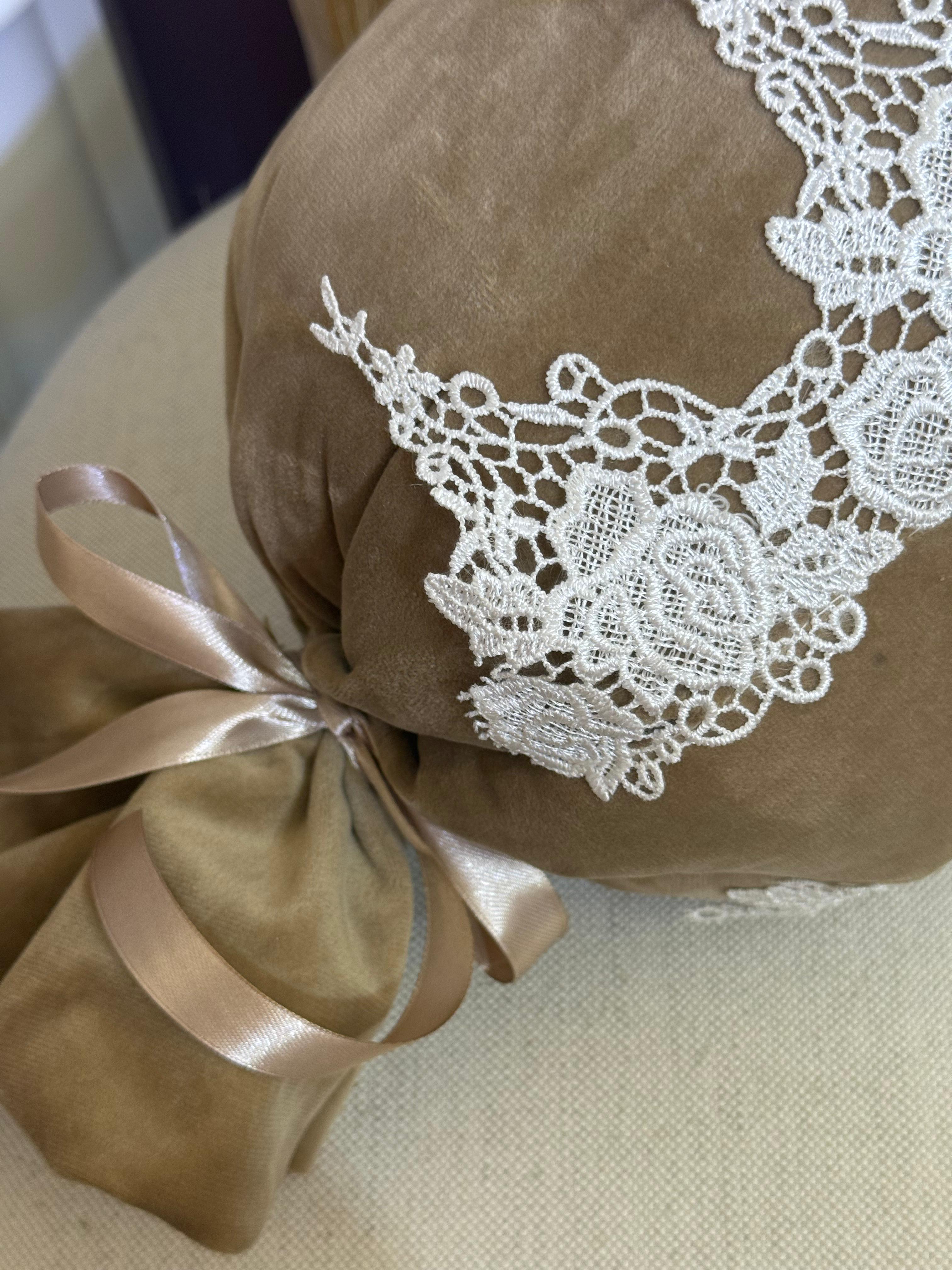 Cuscino caramella in velluto tortora con pizzo rebrode' - 65 cm